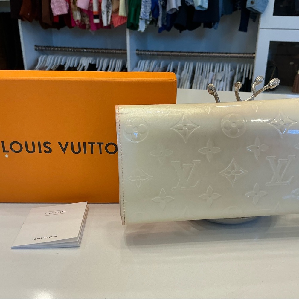 Louis Vuitton Ivory Sarah Vernis Wallet - Picture 6 of 11